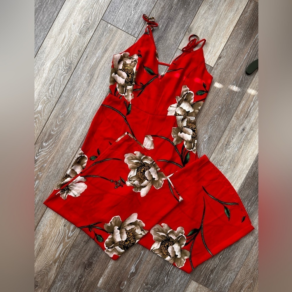 🛍️ beautiful floral print jumpsuit. With adjustable straps.excellent condition.